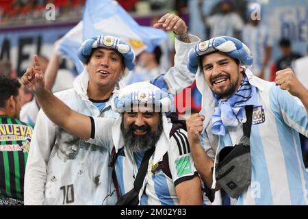 Al-Rayyan, Katar. 3.. Dezember 2022. Argentinische Fans jubeln vor dem Spiel der Runde 16 zwischen Argentinien und Australien bei der FIFA-Weltmeisterschaft 2022 im Ahmad bin Ali Stadium in Al Rayyan, Katar, am 3. Dezember 2022. Kredit: Xu Zijian/Xinhua/Alamy Live News Stockfoto