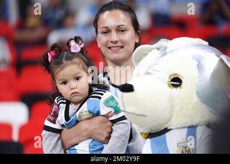 Al-Rayyan, Katar. 3.. Dezember 2022. Argentinische Fans warten auf den Beginn des Spiels der Runde 16 zwischen Argentinien und Australien bei der FIFA-Weltmeisterschaft 2022 im Ahmad bin Ali Stadium in Al Rayyan, Katar, 3. Dezember 2022. Kredit: Xu Zijian/Xinhua/Alamy Live News Stockfoto