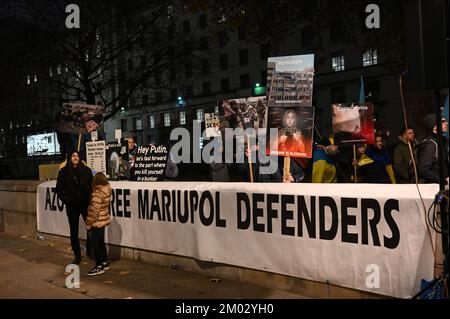 Downing Street, London, Großbritannien. 3.. Dezember 2022 Krieg ist das Böse, nicht Demokratie, Menschenrechte, Freiheit, für die sie kämpfen! Ist der schlecht durchdachte Politiker, der sich an seiner Hegemonie festhält, denkt, dass es ihr Recht ist, in eine andere Nation einzudringen. Die Menschen, die Demokratie, Menschenrechte und Freiheit wollen, sind manipulativ. Sie kümmern sich nie um Menschenrechte und Freiheit, solange die Bomben nicht auf das Land fallen. Kredit: Siehe Li/Picture Capital/Alamy Live News Stockfoto