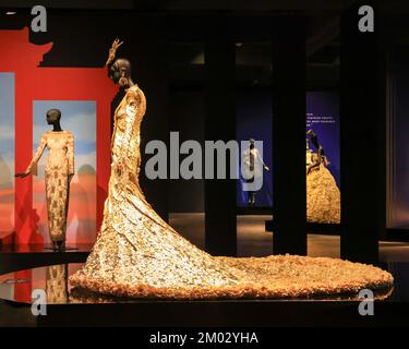 Santa Ana, Kalifornien, USA. 1.. Dezember 2022. Designs von Guo Pei auf der Bowers Museum Holiday Gala mit der Ausstellung „Guo Pei: Art of Couture“ im Bowers Museum in Santa Ana, Kalifornien. Kredit: Sheri Determan Stockfoto