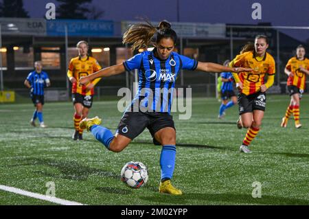 Aalter, Belgien. 03.. Dezember 2022. Sakina Ouzraoui Diki (11) aus Brügge, abgebildet während eines Fußballspiels zwischen Club Brügge Dames YLA und KV Mechelen am 13.. Spieltag der Saison 2022 - 2023 der belgischen Lotto Womens Super League am samstag, den 5. November 2022 in Aalter , Belgien . FOTO SPORTPIX | DAVID CATRY Kredit: David Catry/Alamy Live News Stockfoto