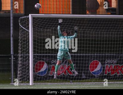 Aalter, Belgien. 03.. Dezember 2022. Torhüterin Silke Baccarne (27) von KV Mechelen, dargestellt während eines Fußballspiels zwischen Club Brügge Dames YLA und KV Mechelen am 13.. Spieltag der Saison 2022 - 2023 der belgischen Lotto Womens Super League am samstag, den 5. November 2022 in Aalter, Belgien . FOTO SPORTPIX | DAVID CATRY Kredit: David Catry/Alamy Live News Stockfoto