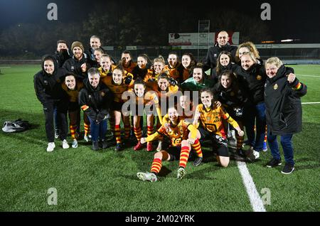 Aalter, Belgien. 03.. Dezember 2022. Mechelen-Spieler feierten nach einem Fußballspiel zwischen Club Brügge Dames YLA und KV Mechelen am 13. . Spieltag der Saison 2022 - 2023 der belgischen Lotto Womens Super League am samstag , den 5 . November 2022 in Aalter , Belgien . FOTO SPORTPIX | DAVID CATRY Kredit: David Catry/Alamy Live News Stockfoto