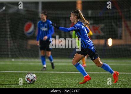 Aalter, Belgien. 03.. Dezember 2022. Lyndsey Van Belle (14) aus Brügge, abgebildet während eines Fußballspiels zwischen Club Brügge Dames YLA und KV Mechelen am 13.. Spieltag der Saison 2022 - 2023 der belgischen Lotto Womens Super League am samstag, den 5. November 2022 in Aalter, Belgien . FOTO SPORTPIX | DAVID CATRY Kredit: David Catry/Alamy Live News Stockfoto