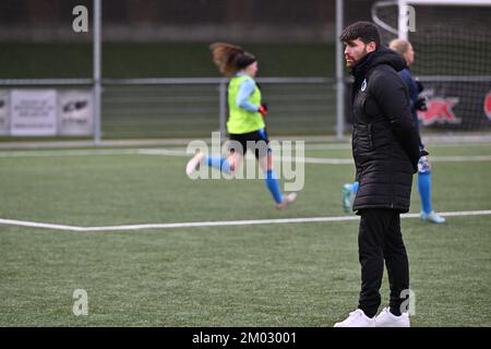 Aalter, Belgien. 03.. Dezember 2022. Cheftrainer Dennis Moerman von Brügge , das während eines Fußballspiels zwischen dem Club Brügge Dames YLA und KV Mechelen am 13. . Spieltag der Saison 2022 - 2023 der belgischen Lotto Womens Super League am samstag , den 5 . November 2022 in Aalter , Belgien , gezeigt wurde . FOTO SPORTPIX | DAVID CATRY Kredit: David Catry/Alamy Live News Stockfoto