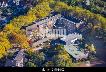 Luftaufnahme, Erwachsenenbildungszentrum, Gemeindefamilienzentrum Wirbelwind, Bäume in Herbstfarben, Lintfort, Kamp-Lintfort, Niederrhein, Ruhrgebiet, Nein Stockfoto