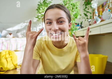 Teenager-Studentin mit Videoanruf, Blick auf Webcam Stockfoto