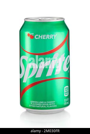 LONDON, Vereinigtes Königreich - 15. JUNI 2022: Aluminiumdose Sprite-Soda mit Kirsche und Zitrone auf Weiß. Stockfoto