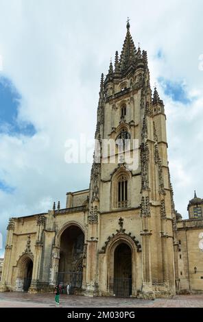 Oviedo, Spanien - 3. Dezember 2022: Kathedrale von Oviedo auf der Plaza Alfonso II el Casto in Asturien. Spanien Stockfoto