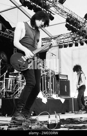 New Model Army live im Konzert - Adrian Portas (Gitarre) und Nelson (Bass) treten live auf der Bühne mit New Model Army beim Tamaris Rock Festival 1990 in Frankreich auf Stockfoto