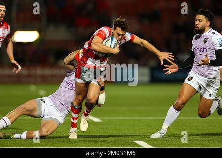 Gloucester, Großbritannien. 03.. Dezember 2022. Lloyd Evans von Gloucester Rugby wird während des Gallagher Premiership-Spiels Gloucester Rugby vs Northampton Saints am Kingsholm Stadium, Gloucester, Vereinigtes Königreich, am 3.. Dezember 2022 (Foto von Nick Browning/News Images) am 12./3. Dezember 2022 in Gloucester, Vereinigtes Königreich, angegriffen. (Foto von Nick Browning/News Images/Sipa USA) Guthaben: SIPA USA/Alamy Live News Stockfoto