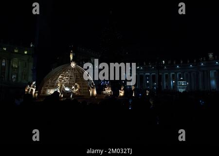 Vatikan, Vatikan. 03.. Dezember 2022. Italien, Rom, Vatikan, 22/12/3 Mit Blick auf St. Petersplatz nach der Lichtzeremonie mit Weihnachtsbaum und Krippenszene auf dem Foto des Vatikans von Alessia Giuliani/katholisches Pressefoto. BESCHRÄNKT AUF REDAKTIONELLE VERWENDUNG - KEIN MARKETING - KEINE WERBEKAMPAGNEN Kredit: Independent Photo Agency/Alamy Live News Stockfoto