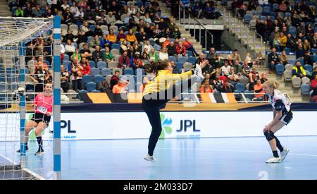 Chomutov, Tschechische Republik. 03.. Dezember 2022. Martine Andersen von Kristiansand, Right, und Ellen Janssen of Most in Action während der Runde der Women's Handball Champions League 7., Gruppe A, Spiel Most gegen Kristiansand in Chomutov, Tschechische Republik, 3. Dezember 2022. Kredit: Jan Stastny/CTK Photo/Alamy Live News Stockfoto