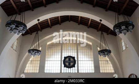 Innenausstattung des historischen Bahnhofs Santa Fe Depot mit dem klassischen Santa Fe Railway Sun Cross Emblem in der Innenstadt von San Diego, Kalifornien Stockfoto