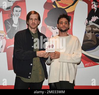 Torinoi, Italien Torino Film Festival 40. Ausgabe PhotoCall Preisverleihung im Bild: DER ALTE TRIKS Regisseur Edoardo Pasquini und Viktor Ivanov Special Jury Prize Spazio Italia Italienischer Kurzfilmwettbewerb Stockfoto