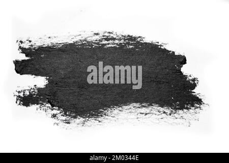 Schwarzer Pinsel streichelt Ölfarben auf weißem Papier. Isolierter weißer Hintergrund. Abstrakte Kunst kreativen Hintergrund. Platz für Text. Künstler Textur schmiert Linie gemalt Pinsel schwarz Acryl Nahaufnahme. Speicherplatz kopieren Stockfoto
