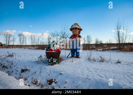 Bauernjunge mit Obst und Gemüse bei Verger Barry Inc. In Sainte-Anne-de-la-Pérade, Quebec, Kanada Stockfoto