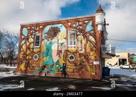 Mutter-Natur-Wandbild auf der Feuerhalle in Sainte-Anne-de-la-Pérade, Quebec, Kanada Stockfoto