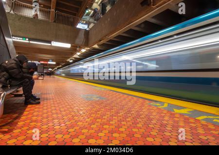 Ankunft des Zuges an der U-Bahn-Station Villa-Maria in Montreal, Quebec, Kanada Stockfoto