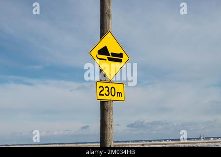 Schild für Motorschlittenfahrten in Saint-Guillaume, Quebec, Kanada Stockfoto