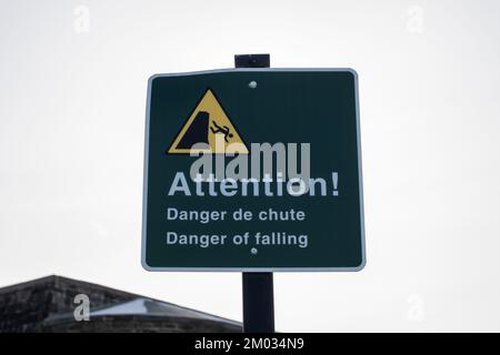 Gefahr des Herunterfallens des Schildes an der Zitadelle von Quebec in Quebec City, Quebec, Kanada Stockfoto