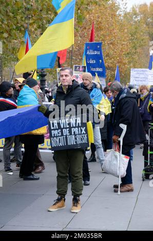 Une nouvelle marche de la Diaspora Ukrainienne contre la guerre et contre poutine, entre la Place de la république et celle de la bastille à Paris Stockfoto