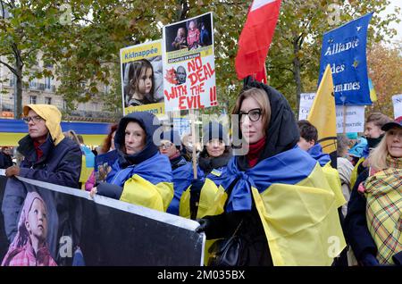 Une nouvelle marche de la Diaspora Ukrainienne contre la guerre et contre poutine, entre la Place de la république et celle de la bastille à Paris Stockfoto