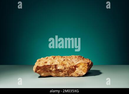 Naturgrüner Konzepthintergrund, Podium für Produktpräsentation. Modell zur Demonstration kosmetischer Mittel mit Kopierraum. Stockfoto