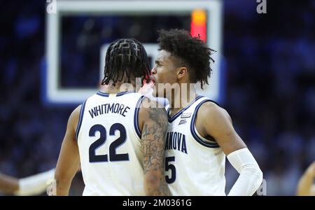 Philadelphia, Pennsylvania, USA. 03.. Dezember 2022. Villanova Wildcats Forward Cam Whitmore (22) und Villanova Wildcats Guard Jordan Longino (15) feiern während des NCAA-Basketballspiels zwischen den Villanova Wildcats und den Oklahoma Sooners im Wells Fargo Center in Philadelphia, Pennsylvania. Wes Hight/CSM/Alamy Live News Stockfoto