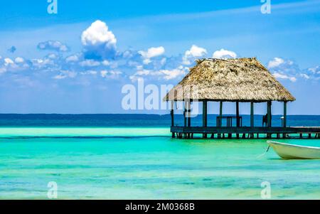 Panoramablick auf die wunderschöne Holbox Insel Punta Coco Lagune Sandbank und Strand mit Wellen türkisfarbenes Wasser und blauem Himmel im Quintana Roo Mexiko Stockfoto