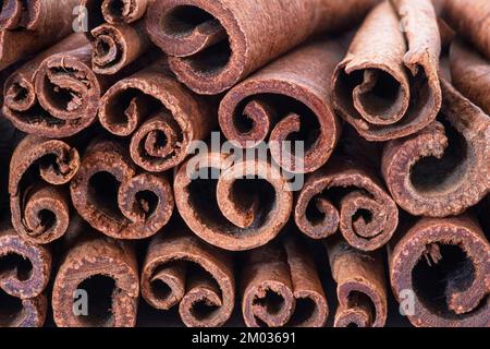 Konsistenz brauner Zimtstäbchen in einem Stapel Stockfoto