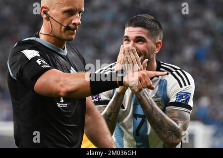 Al-Rayyan, Katar. 3.. Dezember 2022. Rodrigo de Paul (R) aus Argentinien reagiert neben dem Schiedsrichter Szymon Marciniak während des Spiels der Runde 16 zwischen Argentinien und Australien bei der FIFA-Weltmeisterschaft 2022 im Ahmad bin Ali Stadium in Al Rayyan, Katar, 3. Dezember 2022. Kredit: Li Ga/Xinhua/Alamy Live News Stockfoto