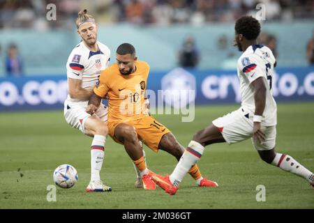 Doha, Katar. 03.. Dezember 2022. Memphis Depay of Holland in Aktion beim FIFA-Weltmeisterschaftsspiel Katar 2022. Runde 16 zwischen den Niederlanden und den USA am 03. Dezember 2022 im Khalifa International Stadium in Doha, Katar. Foto: David Niviere/ABACAPRESS.COM Kredit: Abaca Press/Alamy Live News Stockfoto