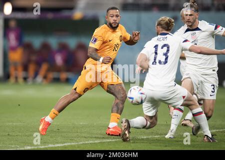 Doha, Katar. 03.. Dezember 2022. Memphis Depay of Holland in Aktion beim FIFA-Weltmeisterschaftsspiel Katar 2022. Runde 16 zwischen den Niederlanden und den USA am 03. Dezember 2022 im Khalifa International Stadium in Doha, Katar. Foto: David Niviere/ABACAPRESS.COM Kredit: Abaca Press/Alamy Live News Stockfoto