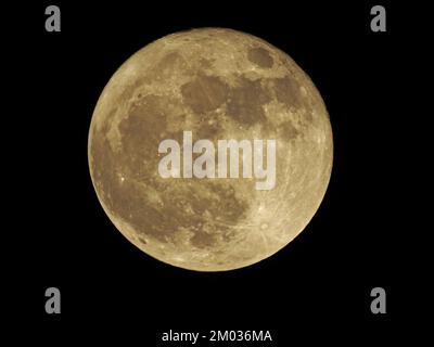 Super Vollmond vom 3.. Dezember 2017, wenn der Mond der Erde am nächsten kommt, vor einem dunklen Himmel -19 Stockfoto