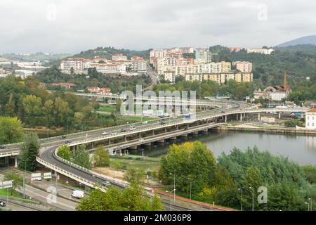 Mehrstöckige Straße und Brücke über den Mondego River in Coimbra Stockfoto