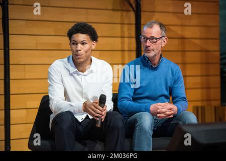 Belgischer Abdoul Wahab Mimoun und Trainer Andre Michel, abgebildet bei der Zeremonie der Leichtathletikpreise „Golden Spike“ am Samstag, den 03. Dezember 2022 in Mechelen. BELGA FOTO LUCIEN LAMBOTTE Stockfoto