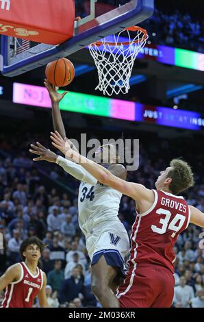 Philadelphia, Pennsylvania, USA. 03.. Dezember 2022. Oklahoma Sooners Forward Jacob Groves (34) bewacht Villanova Wildcats Forward Brandon Slater (34), während er während des NCAA-Basketballspiels zwischen den Villanova Wildcats und den Oklahoma Sooners im Wells Fargo Center in Philadelphia, Pennsylvania, einen Schuss schießt. Wes Hight/CSM/Alamy Live News Stockfoto