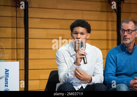 Belgischer Abdoul Wahab Mimoun und Trainer Andre Michel, abgebildet bei der Zeremonie der Leichtathletikpreise „Golden Spike“ am Samstag, den 03. Dezember 2022 in Mechelen. BELGA FOTO LUCIEN LAMBOTTE Stockfoto