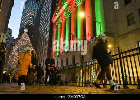 Das New Yorker Börsengebäude wurde am 2. Dezember 2022 im Financial District in New York zu Weihnachten dekoriert. Stockfoto