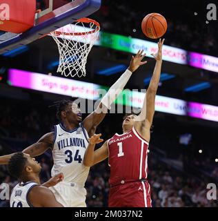 Philadelphia, Pennsylvania, USA. 03.. Dezember 2022. Villanova Wildcats Forward Brandon Slater (34) blockiert Oklahoma Sooners Forward Jalen Hill (1), der während des NCAA-Basketballspiels zwischen den Villanova Wildcats und den Oklahoma Sooners im Wells Fargo Center in Philadelphia, Pennsylvania, gedreht wurde. Wes Hight/CSM/Alamy Live News Stockfoto