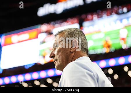 Las Vegas, NV, USA. 2.. Dezember 2022. Urban Meyer, Fox Sports Analyst, besucht das Pac-12 Championship Game mit den Utah Utes und den USC Trojans im Allegiant Stadium in Las Vegas, NV. Christopher Trim/CSM/Alamy Live News Stockfoto