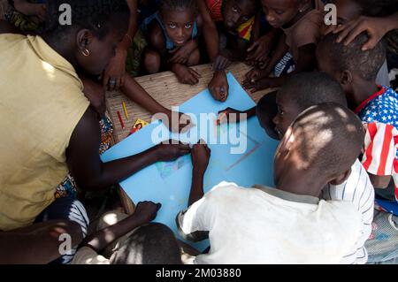 Kinder aus Fasadje zeichnen die Schule, die sie mögen, Gabu, Guinea-Bissau. Kinder, die eine kleine Gruppenübung machen. Stockfoto