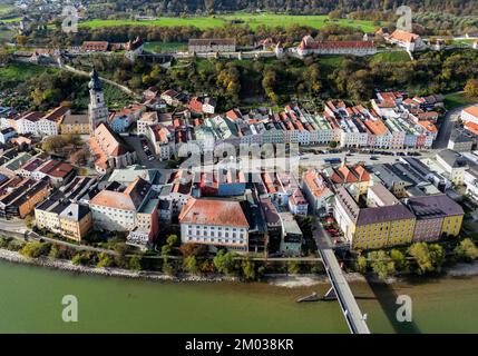 Blick aus der Vogelperspektive auf die Altstadt Burghausen an der Grenze zu Österreich in Bayern Stockfoto