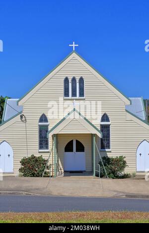 307 wurde die anglikanische Kirche von St. Alban in der Rankin Street von der Fassade des AD 1929 errichtet. Innisfail-Australien. Stockfoto