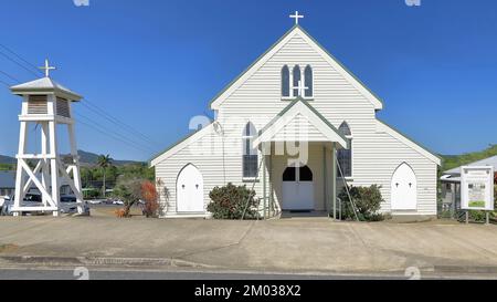 308 Fassade und Glockenturm des AD 1929 bauten die anglikanische Kirche St. Alban in der Rankin Street. Innisfail-Australien. Stockfoto