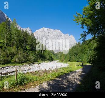 Die Nordwände des Karwendelgebirges - Mauern der Grubenkar spitze aus dem Tal. Stockfoto