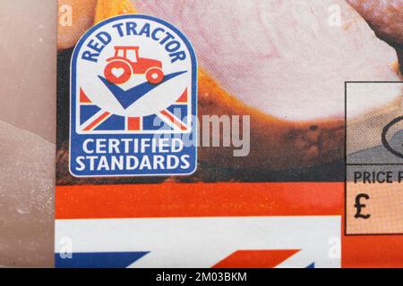 Nahaufnahme des roten Traktorlogos. Assured Food Standards ist ein britisches Unternehmen, das das Qualitätszeichen Red Tractor, ein Produktzertifizierungsprogramm, lizenziert Stockfoto