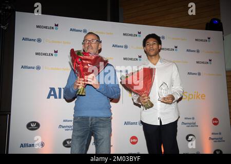 Athletiktrainer Andre Michel und Mimoun Abdoul Wahab posieren bei der Zeremonie der Leichtathletikpreise „Golden Spike“ am Samstag, den 03. Dezember 2022 in Mechelen. BELGA FOTO LUCIEN LAMBOTTE Stockfoto