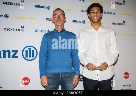 Athletiktrainer Andre Michel und Mimoun Abdoul Wahab posieren bei der Zeremonie der Leichtathletikpreise „Golden Spike“ am Samstag, den 03. Dezember 2022 in Mechelen. BELGA FOTO LUCIEN LAMBOTTE Stockfoto